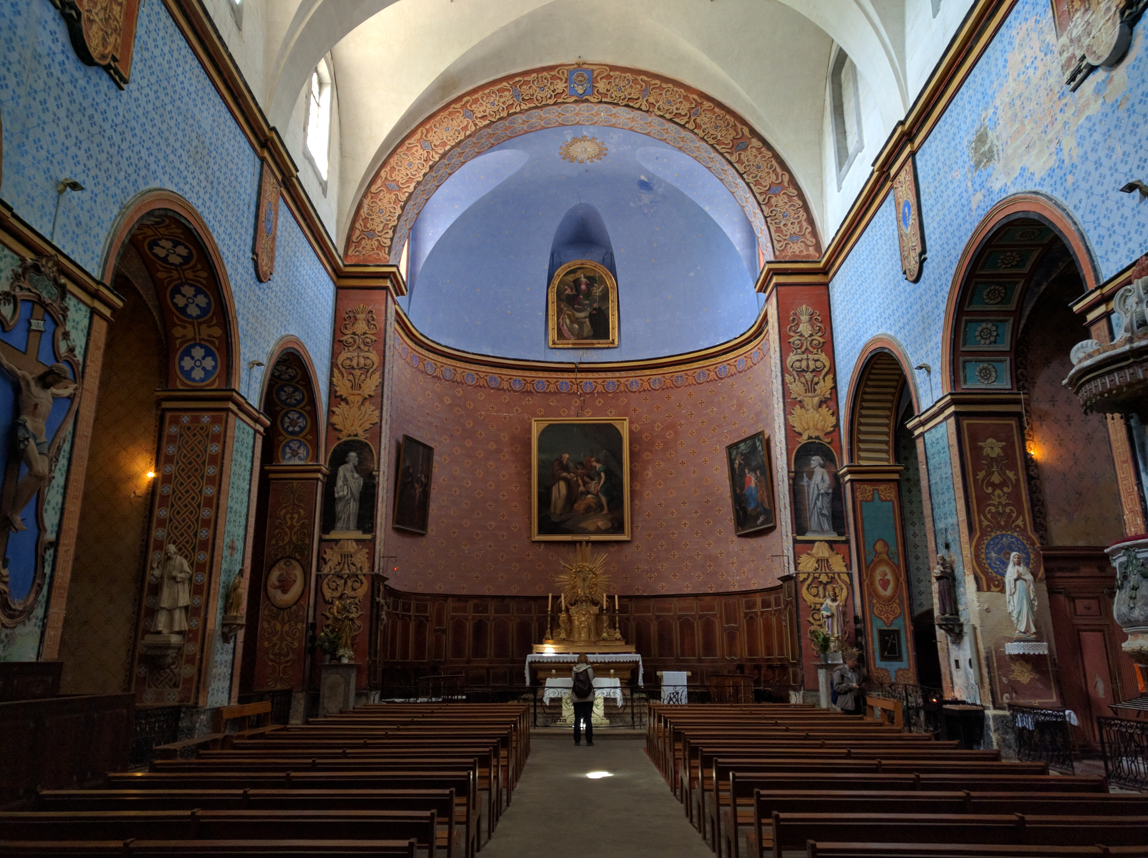 The inside of the main church in Gordes. The big crack in the upper center (between the pairing and the blue) is from a 1909 earthquake (or at least that's what my rusty French read)